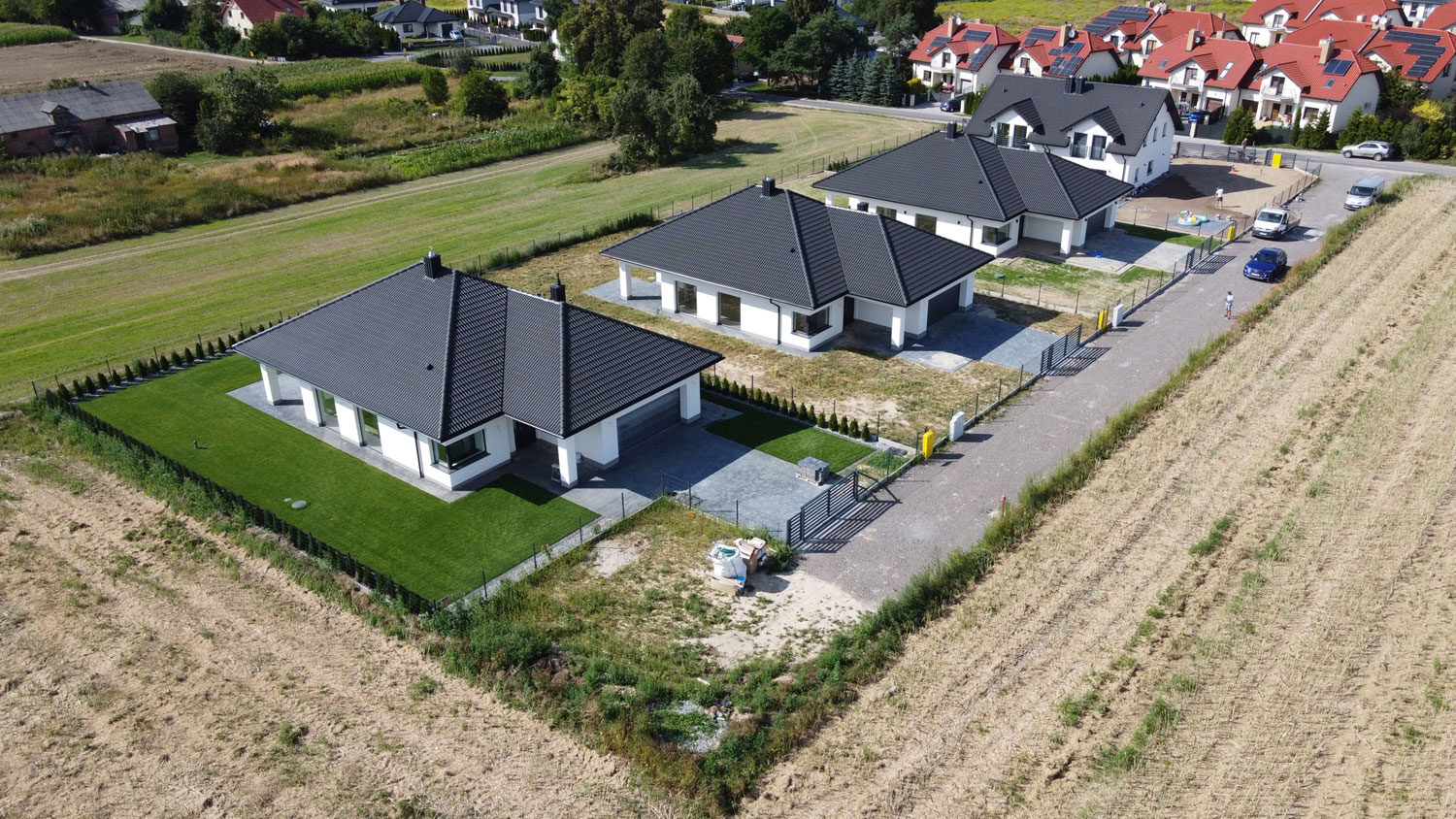 Kalinówka -  ul. Modrzewiowa. 3 domy jednorodzinne parterowe i 2 domy w zabudowie bliźniaczej